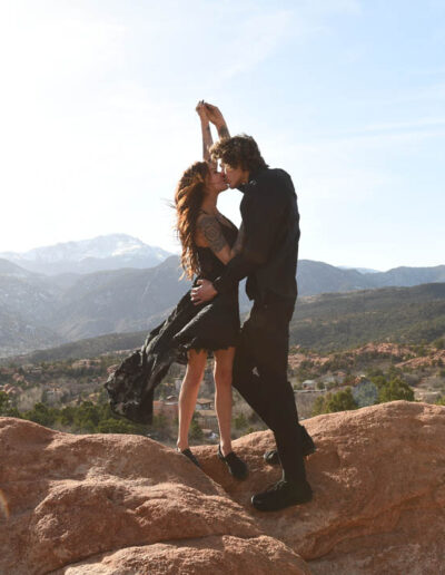 engagement photos kissing on red rocks